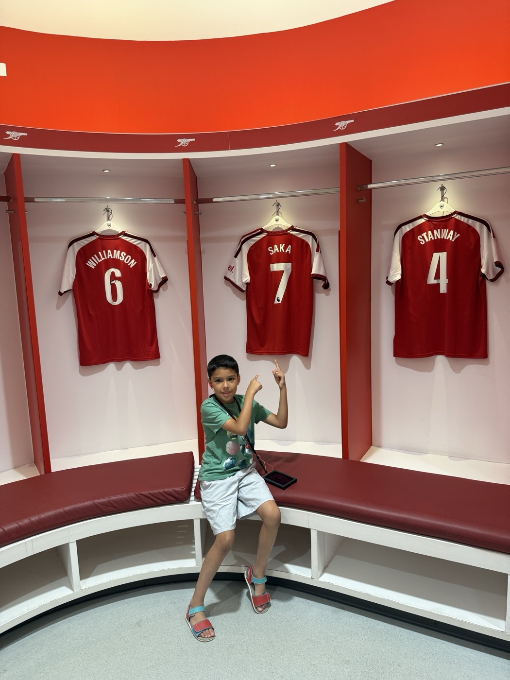 Zane in the locker room pointing at the Saka 7 jersey
